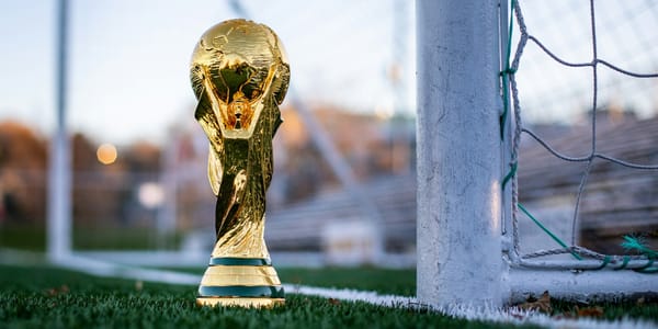 Lo que el fútbol le enseña a tu portafolio: por qué los sectores "obvios" del Mundial son los que pierden